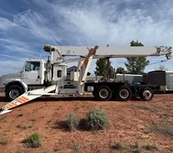 1998 Pioneer 4000 MOUNTED ON 1998 FREIGHTLINER 108SD