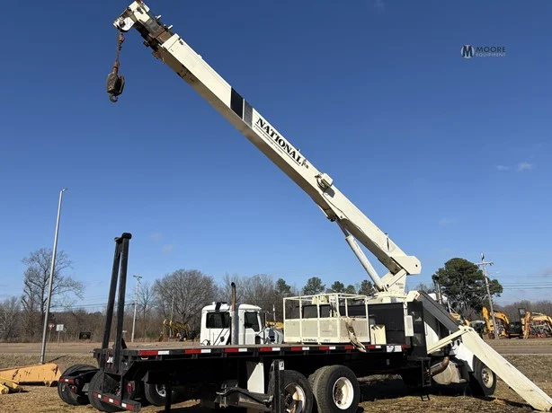 2002 NATIONAL 1100 MOUNTED ON 2002 PETERBILT 330