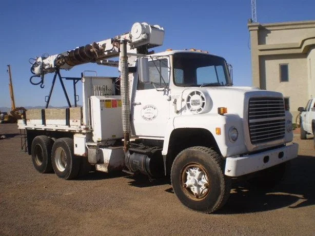 1982 PITMAN POLECAT MOUNTED ON 1982 FORD LNT8000