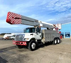 2005 ALTEC A77T MOUNTED ON 2005 INTERNATIONAL WORKSTAR 7400