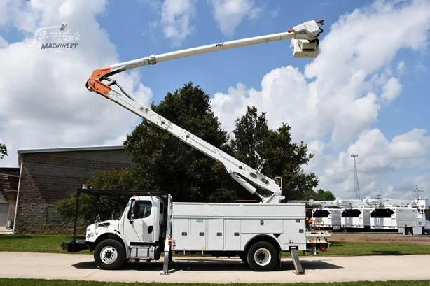 2017 ALTEC AN67 MOUNTED ON 2017 FREIGHTLINER BUSINESS CLASS M2 106