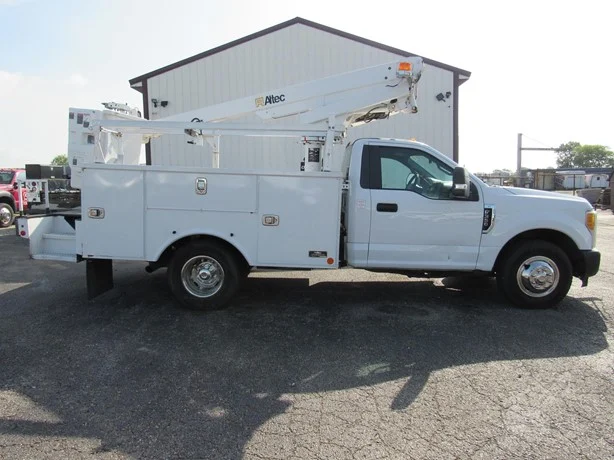 2017 Altec AT200A MOUNTED ON 2017 FORD F350 Bucket Trucks / Service Trucks for Sale