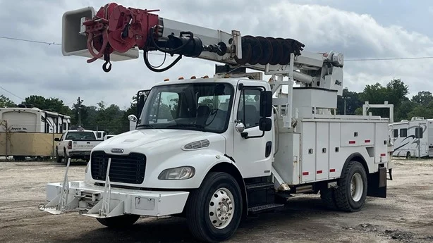 2010 ALTEC DM47TR MOUNTED ON 2010 FREIGHTLINER BUSINESS CLASS M2 106