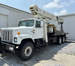 1997 National 800C MOUNTED ON 1997 INTERNATIONAL 2574SF