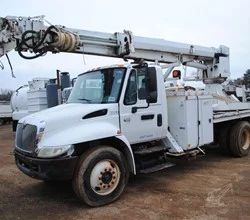 2005 Altec DM47TR MOUNTED ON 2005 INTERNATIONAL DURASTAR 4300