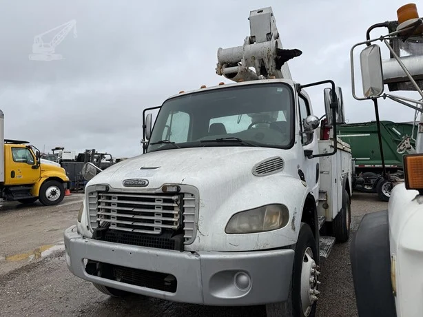 2004 Altec TA40 MOUNTED ON 2004 FREIGHTLINER BUSINESS CLASS M2 106