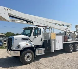 2015 VERSALIFT VST9500MHI MOUNTED ON 2015 FREIGHTLINER 108SD