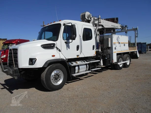 2014 NATIONAL 400B MOUNTED ON 2014 FREIGHTLINER 114SD