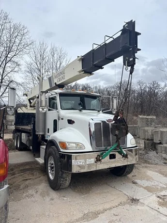 2006 NATIONAL 800D MOUNTED ON 2006 PETERBILT 335