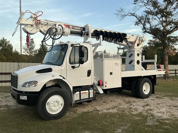 2014 TEREX COMMANDER 4047 MOUNTED ON 2015 FREIGHTLINER BUSINESS CLASS M2 106