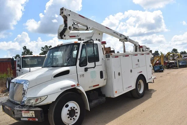 2005 LIFT-ALL LTAF36 MOUNTED ON 2005 INTERNATIONAL DURASTAR 4200