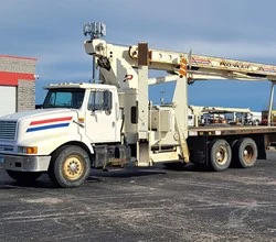 1998 Pioneer 3000 MOUNTED ON 1998 INTERNATIONAL 2674SF