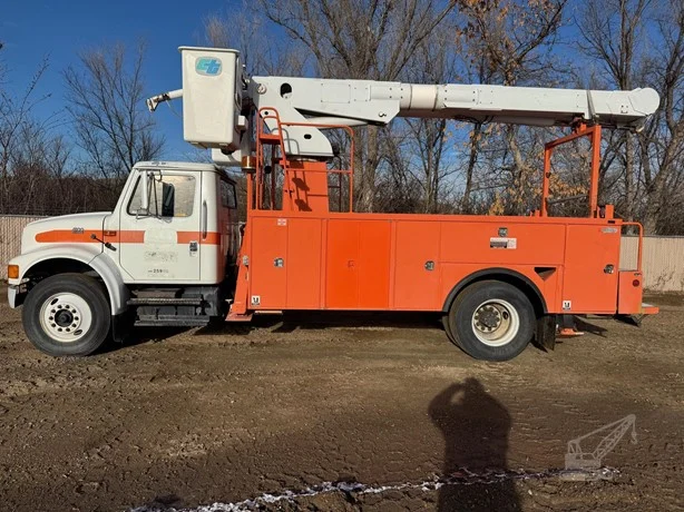2002 ALTEC AM450H MOUNTED ON 2002 INTERNATIONAL 4900