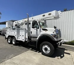 2013 ALTEC AM55 MOUNTED ON 2013 INTERNATIONAL WORKSTAR 7500
