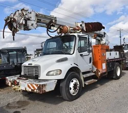 2004 Altec D945B MOUNTED ON 2004 FREIGHTLINER BUSINESS CLASS M2 106