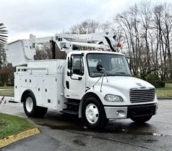 2005 Altec AT37G MOUNTED ON 2005 FREIGHTLINER BUSINESS CLASS M2 106