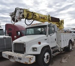 2002 Altec D945TR MOUNTED ON 2002 FREIGHTLINER FL80