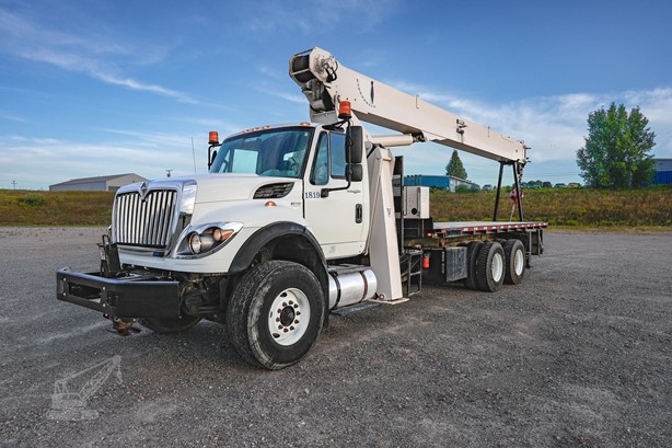 2015 National 900A MOUNTED ON 2015 INTERNATIONAL WORKSTAR 7400