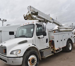 2007 Altec TA41M MOUNTED ON 2007 FREIGHTLINER BUSINESS CLASS M2 106