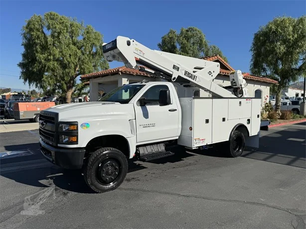 2023 VERSALIFT STP36NE MOUNTED ON 2023 CHEVROLET KODIAK C5500
