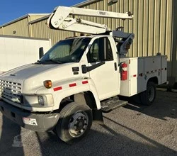 2008 VERSALIFT SHV28PI MOUNTED ON 2008 GMC W4500