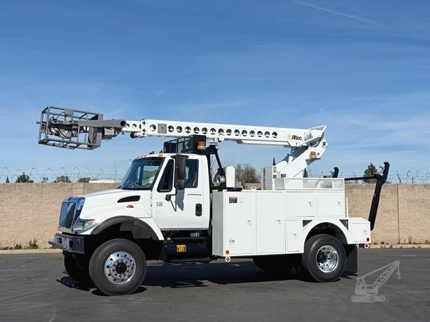 2005 ALTEC AT40C MOUNTED ON 2005 INTERNATIONAL WORKSTAR 7300