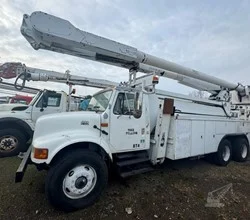 2002 ALTEC AM900-E100 MOUNTED ON 2002 INTERNATIONAL 4900