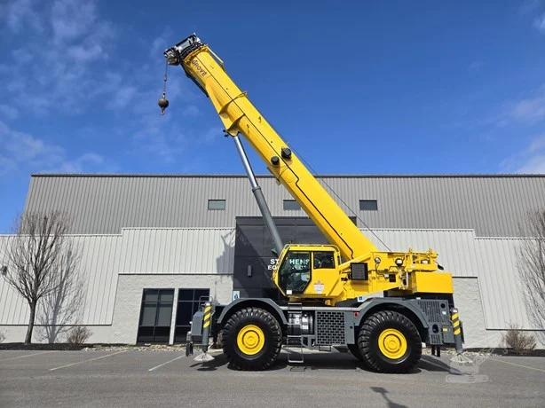 2023 GROVE GRT8100