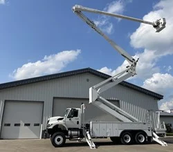 2009 ALTEC AM900-E100 MOUNTED ON 2009 INTERNATIONAL WORKSTAR 7400