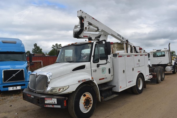 2005 LIFT-ALL LTAF36 MOUNTED ON 2005 INTERNATIONAL DURASTAR 4200