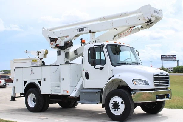 2017 VERSALIFT VST6000MHI MOUNTED ON 2017 FREIGHTLINER BUSINESS CLASS M2 106