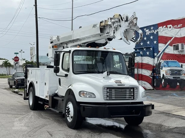 2015 ALTEC DM47B MOUNTED ON 2015 FREIGHTLINER BUSINESS CLASS M2 106