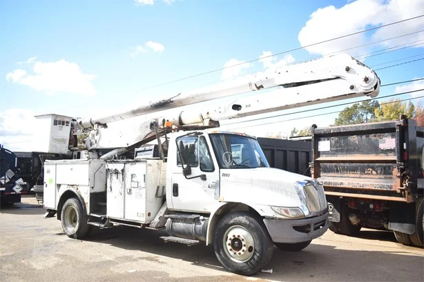 2005 ALTEC AA755L MOUNTED ON 2005 INTERNATIONAL DURASTAR 4300