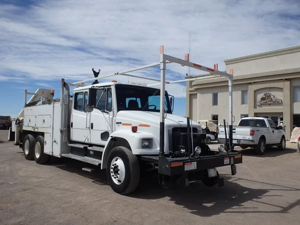 2002 NATIONAL N80A MOUNTED ON 2002 FREIGHTLINER FL80