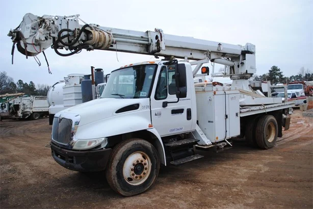 2005 ALTEC DM47TR MOUNTED ON 2005 INTERNATIONAL DURASTAR 4300