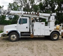 2002 Altec D947TB MOUNTED ON 2002 FREIGHTLINER FL112