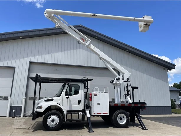 2017 Altec LR758 FM MOUNTED ON 2017 FREIGHTLINER BUSINESS CLASS M2 106