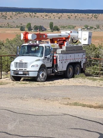 2010 ALTEC AM55E MOUNTED ON 2011 FREIGHTLINER BUSINESS CLASS M2 106