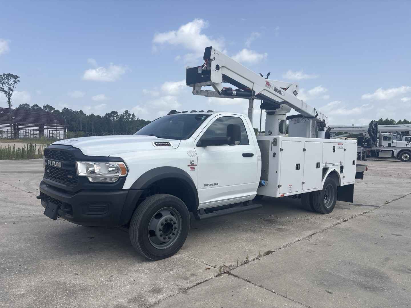 2022 Versalift SST-40-EIH