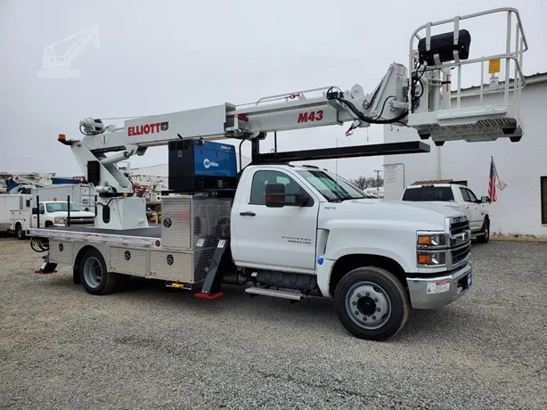 2019 Elliott M43R MOUNTED ON 2019 CHEVROLET SILVERADO 5500HD Bucket Trucks / Service Trucks for Rent