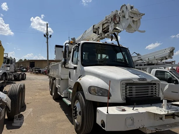 2004 ALTEC D945TR MOUNTED ON 2004 FREIGHTLINER BUSINESS CLASS M2 106