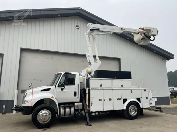 2016 Altec TA41M MOUNTED ON 2016 INTERNATIONAL DURASTAR 4400
