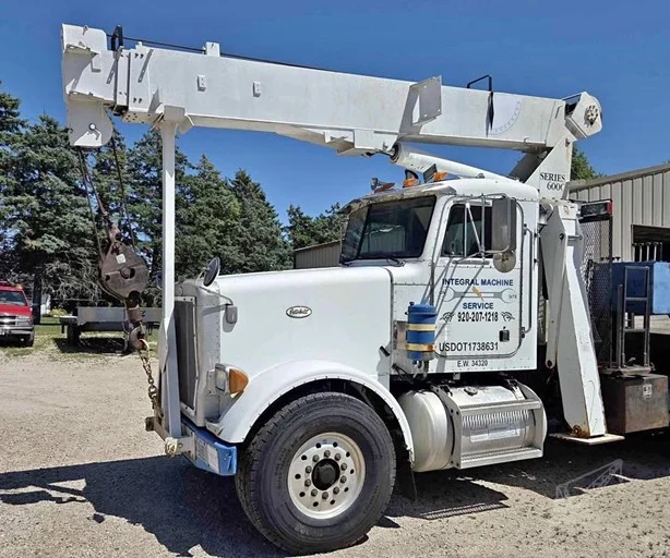 1996 National 600C MOUNTED ON 1996 PETERBILT 357