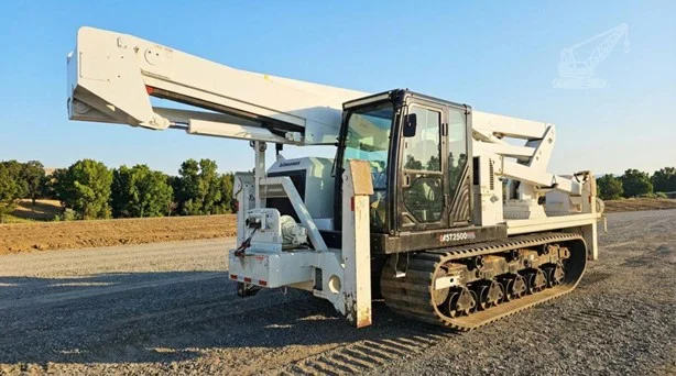 2013 VERSALIFT VST9000MHI MOUNTED ON 2020 MOROOKA MST2500VDL