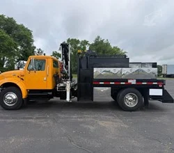 2001 IMT 5200 MOUNTED ON 2001 INTERNATIONAL 4900