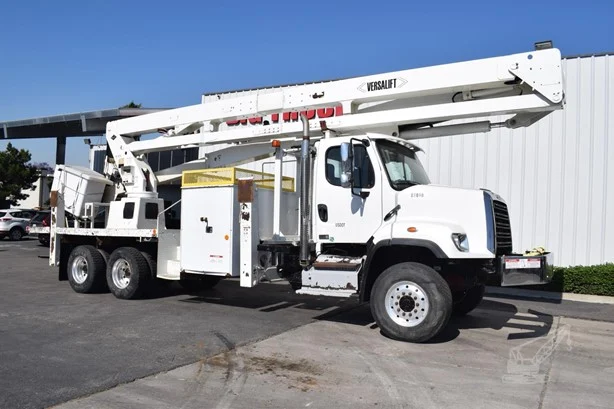 2013 VERSALIFT VST9000I MOUNTED ON 2013 FREIGHTLINER 108SD