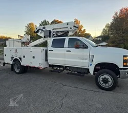 2023 VERSALIFT VST40MHI MOUNTED ON 2023 CHEVROLET SILVERADO 5500HD