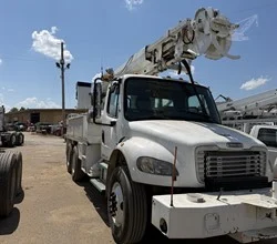 2004 Altec D945TR MOUNTED ON 2004 FREIGHTLINER BUSINESS CLASS M2 106