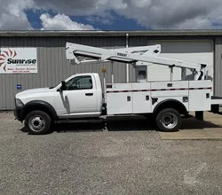 2016 VERSALIFT SST40EIH MOUNTED ON 2016 DODGE RAM 5500