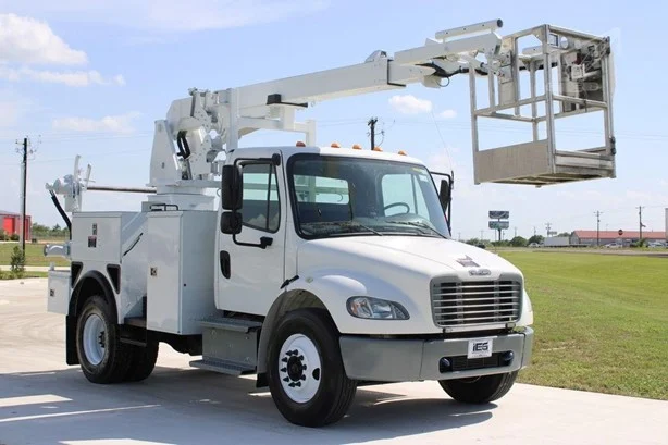 2017 POSI-PLUS 800-40 MOUNTED ON 2017 FREIGHTLINER BUSINESS CLASS M2 106